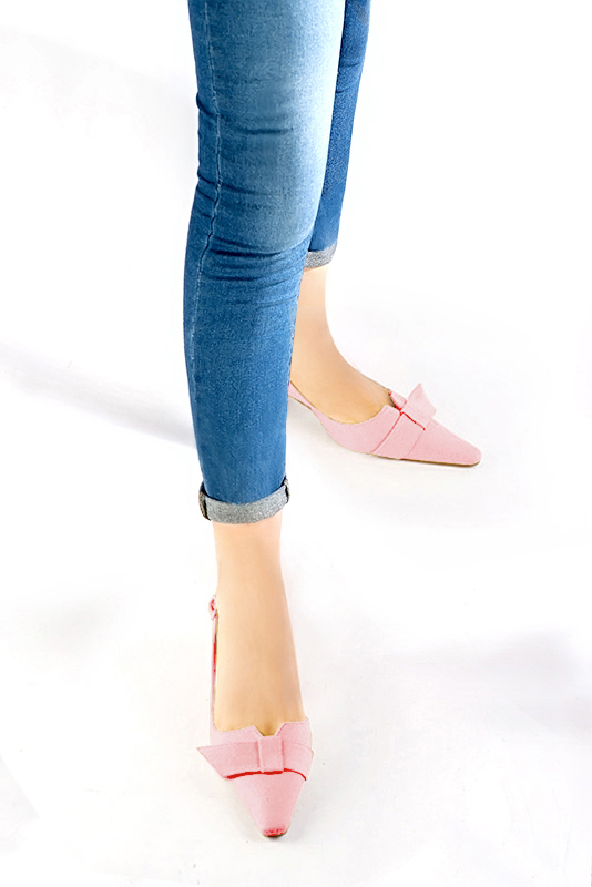 Light pink women's open back shoes, with a knot. Tapered toe. Medium spool heels. Worn view - Florence KOOIJMAN